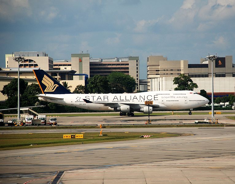 File:SIA Boeing 747-400, Star Alliance livery, SIN.jpg