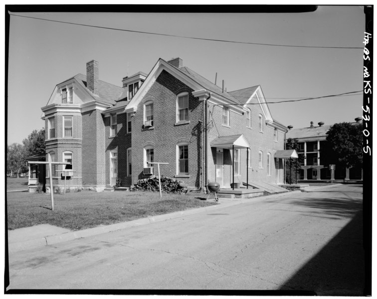 File:SOUTH and EAST (REAR) ELEVATIONS, LOOKING NORTHWEST. - Fort Leavenworth, Building No. 37, 630-632 Thomas Avenue, Leavenworth, Leavenworth County, KS HABS KANS,52-LEAV,1-O-5.tif