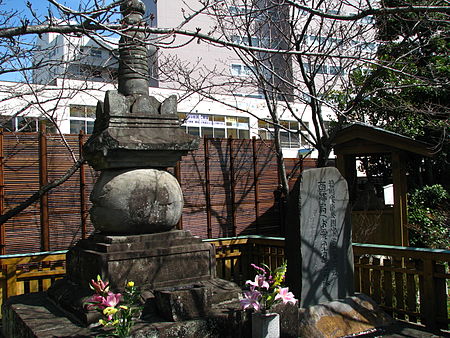 Tập_tin:Saigo-no-Tsubone-grave.JPG