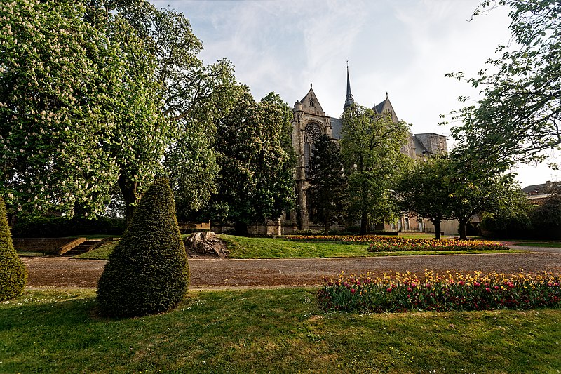 File:Saint-Quentin - Rue du Gouvernement - View South on Square Winston Churchill & Basilique Saint-Quentin.jpg