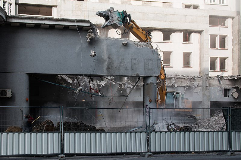 File:Saint Étienne-Le Camion Rouge-Destruction du garage-20140312.jpg