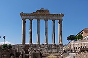 Le temple de Saturne vu de face depuis le Forum Romain.