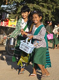 Мьянманские школьницы в зелёной форме
