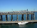 Rybárske mólo, dok a pohľad ponad zátoku Elliott Bay na panorámu Downtownu Seattlu