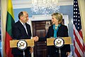 Bakan Clinton, Litvanya Başbakanı Kubilius ile El Sıkıştı (4586276217) .jpg