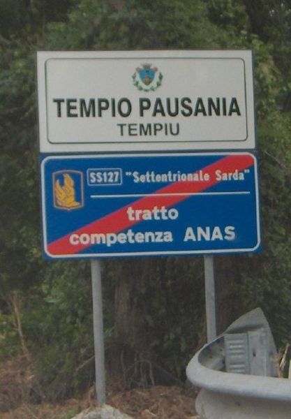 File:Segnaletica bilingue Sardegna Tempio Pausania.jpg