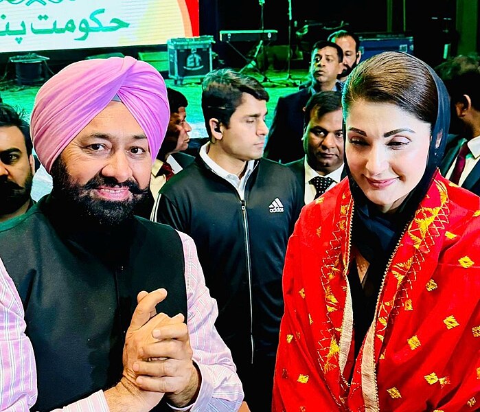 File:Sehajpreet Singh Mangat presenting Fulkari to Pakistan Punjab CM Ms. Mariyam Maryam Nawaz.jpg