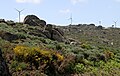Serra da Estrela-126-Landschaft mit Felsen und Windraedern-2011-gje.jpg