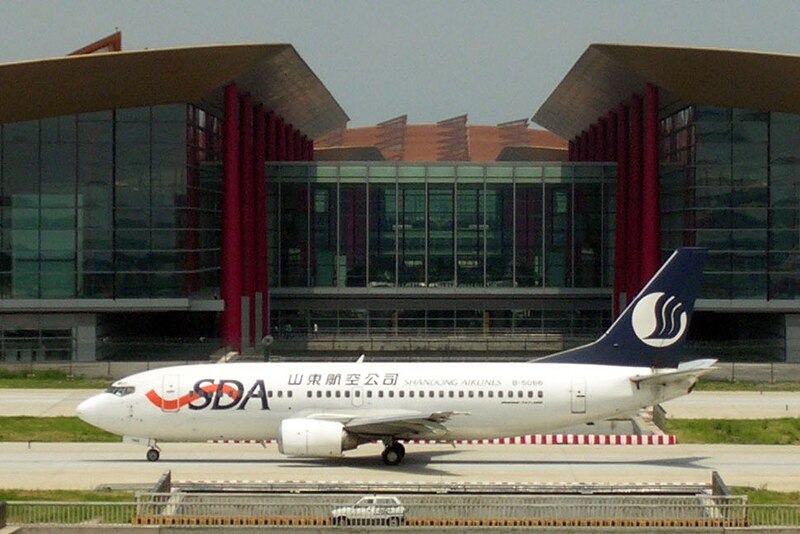 File:Shandong Airlines B737-300 (B-5066) taxiing at Beijing Capital International Airport.jpg