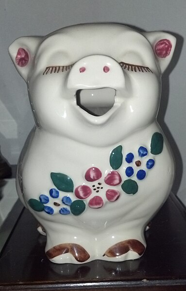 File:Shawnee Pottery Smiley Pig.jpg