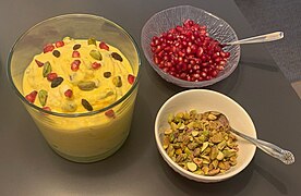 Shrikhand med granateple og pistasjnøtter