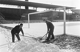 Sneeuwruimen in Olympisch Stadion voor wedstrijd Ajax tegen Benfica het veld wor, Bestanddeelnr 922-0888.jpg