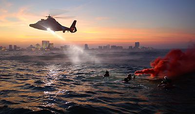 Охраны человеческой жизни на море. Спасение на море» Дэн Кларк. Спасательные операции на море. ЧС В море. Вертолет над морем.