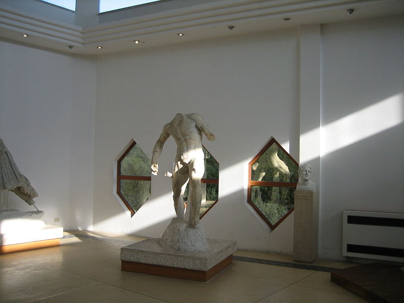 File:Sperlonga sculptures 3.jpg
