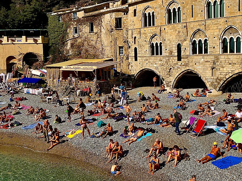 File:Spiaggia alle cinque terre.jpg