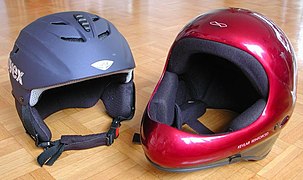 Mũ bảo hiểm trượt tuyết (trái), mũ bảo hiểm dù lượn (phải)
