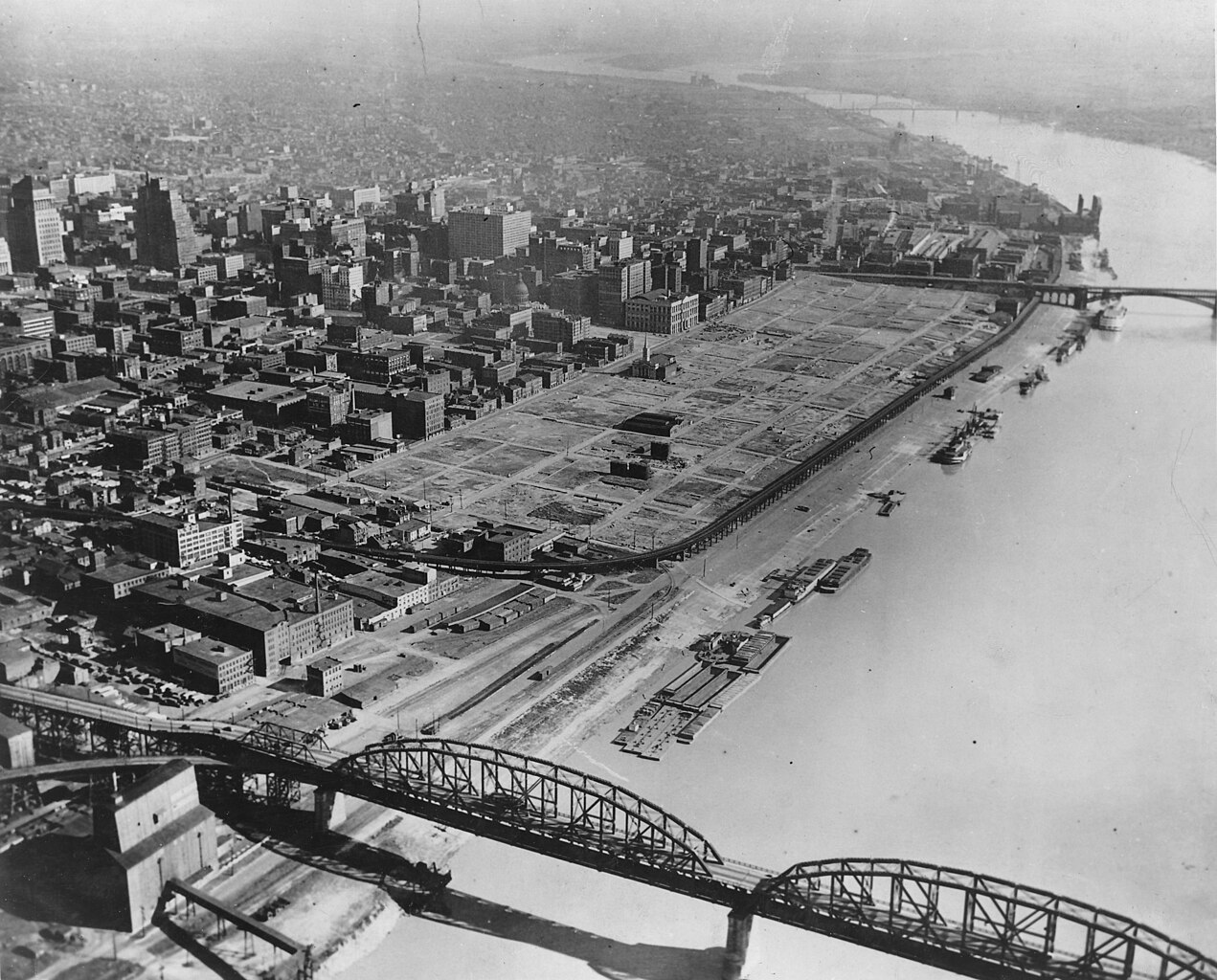 File:St. Louis riverfront after demolition for Gateway Arch (1942).jpg - Wikimedia Commons