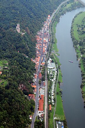 Stadtprozelten Aerial (links), eine Mainfähre legt in Wertheim-Mondfeld ab (rechts) fg210.jpg