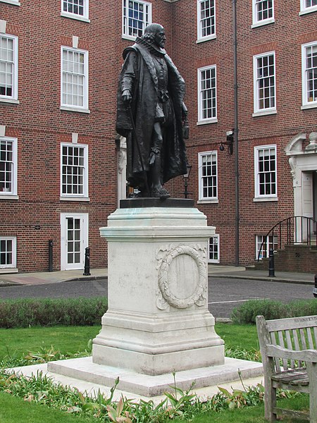 File:Statue of Francis Bacon (cropped).jpg