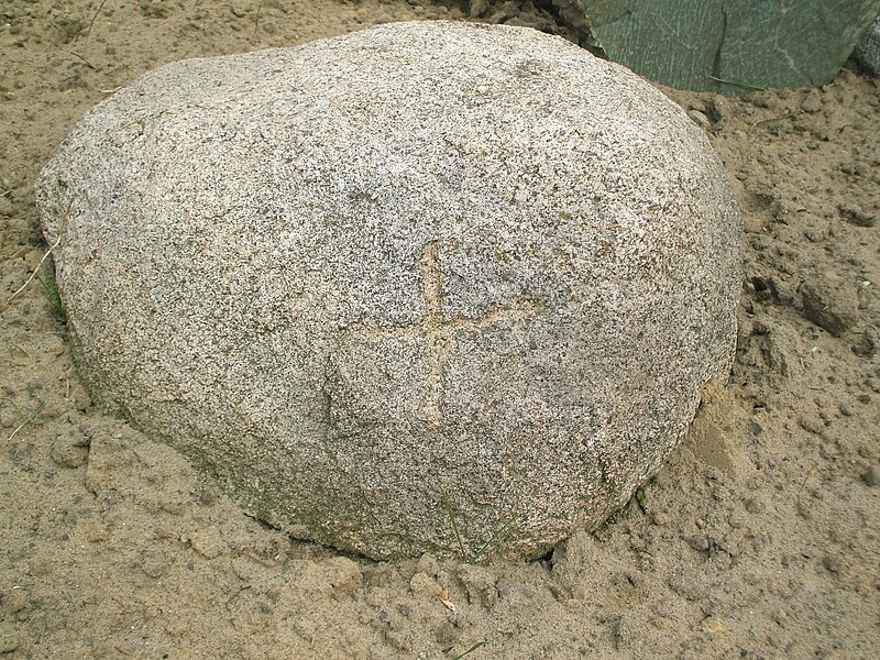 File:Stone with a cross from the Karaliova Slabada-2.JPG
