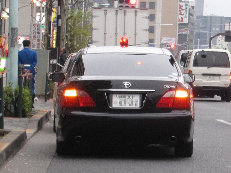 File:TOYOTA CROWN GRS180 Black.jpg