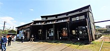 天竜二俣駅の転車台前にある扇形庫 劇中では第3村の診療所になった。