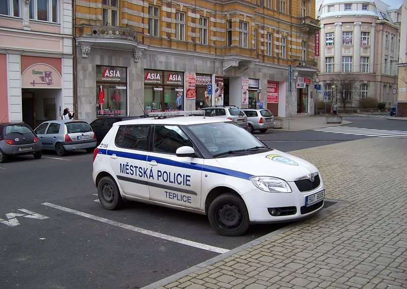File:Teplice, automobil městské policie.jpg