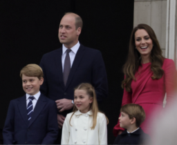  The Cambridges on the balcony 