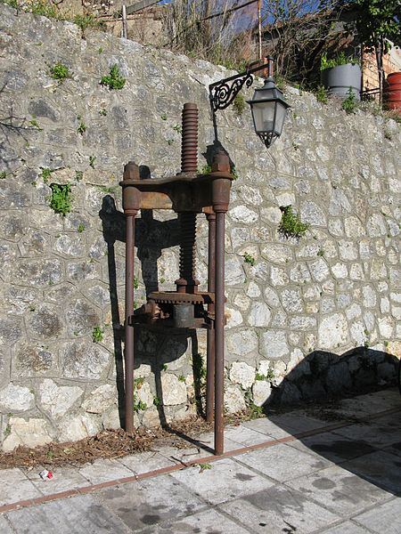 File:Torchio oleario a vite (Olive oil press) - Gallicianò - Condofuri (Reggio Calabria) - Italy - 17 Jan. 2015 - (3).jpg