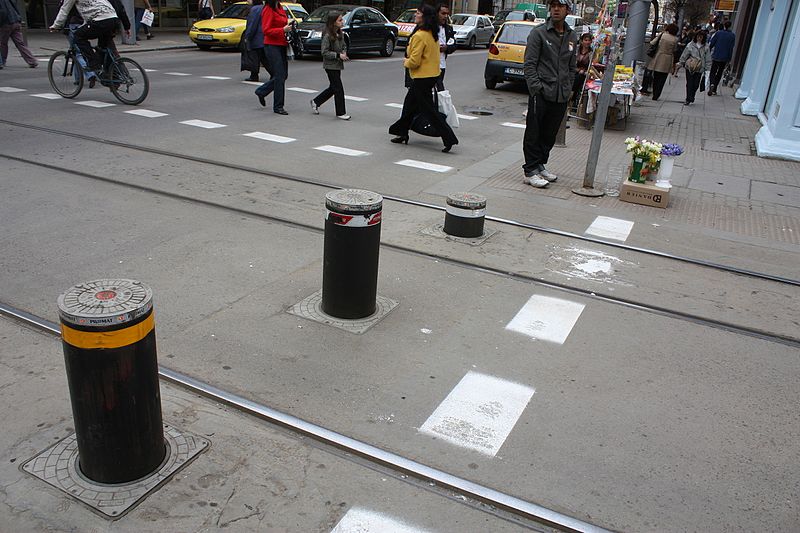 File:Traffic bollard in Sofia lets the tram pass by tehn deploys again 20090406 004.JPG