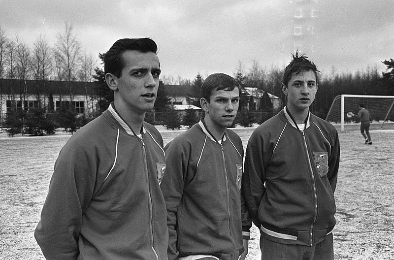 File:Training Nederlands Elftal, de drie nieuwelingen, v.l.n.r Willy van der Kuylen, , Bestanddeelnr 918-6704.jpg