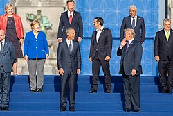 bilde av Jens Stoltenberg sammen med statsledere i Nato i 2018