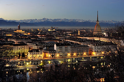 Panorama kota Turin, memperlihatkan Mole Antonelliana, serta Alpen, dari Monte dei Cappuccini