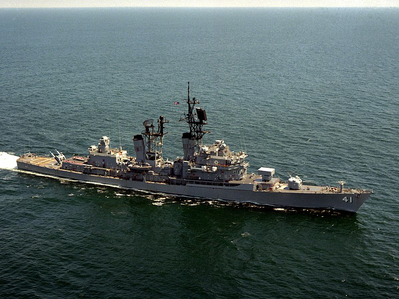 File:USS King (DDG-41) underway in 1983.jpg
