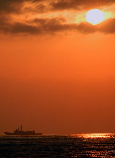 File:US Navy 090625-N-4879G-037 The sun rises on a new day for the crew of the guided missile frigate USS Doyle (FFG 39) as she sails through the Pacific Ocean.jpg