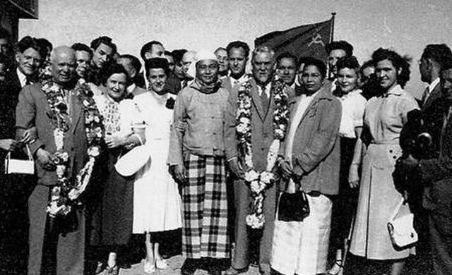 U Nu with Soviet leaders Nikita Khrushchev (far left with floral lei) and Nikolai Bulganin (right with floral lei) in Rangoon, December 1955