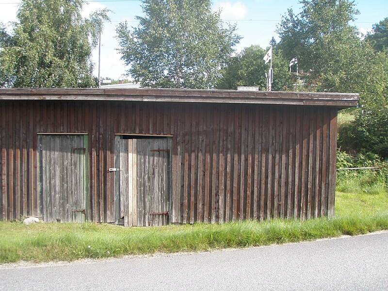 File:Uthusbyggnad vid Gamla vägen i Hällevadsholm.JPG