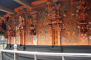Peintures murales et sur les aisseliers de bois du sanctuaire circulaire. Temple de Vaikom. XVIe siècle