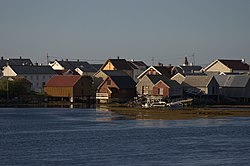 Været på Veiholmen sett frå Innveien. Fyret i bakgrunnen er Haugjegla fyr.