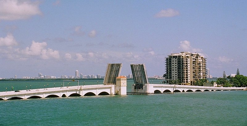 File:Venetian Causeway west drawbridge viewed from MacArthur Causeway (2014).jpg