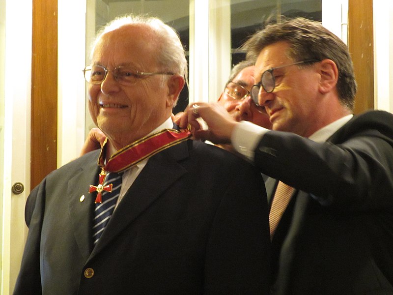 File:Verleihung Gr. Bundesverdienstkreuz Prof. Braak.jpg