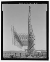 Antenna massivining shimoli-sharqida ko'rinish - Horizon-ning orqa tomonidagi radar tarmog'i, Rojdestvo vodiysi radar uchastkasining to'rtta antenna qatori, yo'qolgan HAER OR-154-B-2.tif g'arbidagi noma'lum yo'lda.