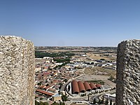 Vistas de Peñafiel desde el Castillo de Peñafiel hacia Bodega de Protos.jpg