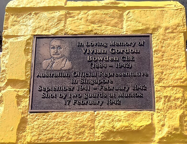 File:Vivian Gordon Bowden Monument in Mentok Harbor, Bangka Island.jpg