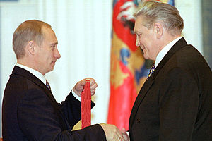 Vladimir Putin luovuttaa Nikolai Puginille Isänmaan ansioristan II asteen (20.9.2000)