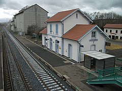 De twee sporen van het station aan de linkerkant, in de richting van Clermont-Ferrand, en het passagiersgebouw aan de rechterkant