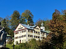 links: kasteel Fürstenstein met de torenspits van de kapel;  rechts: het daarbij behorende Maierhof