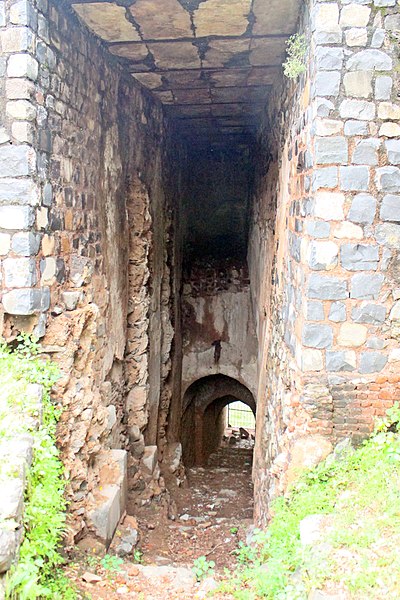 File:Way to the river from palace.jpg