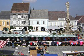 Radniční náměstí (Rathausplatz) se sloupem sv. Trojice (pohled na sever)