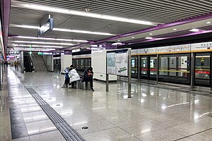 Шуанхэ станциясының батысқа бағытталған платформасы (20191202165552) .jpg
